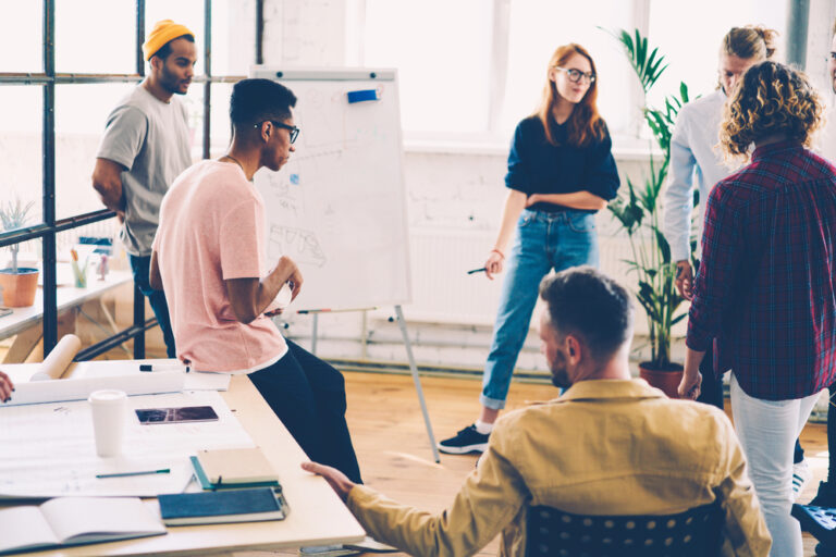 personas aprendiendo en taller colaborativo flexible