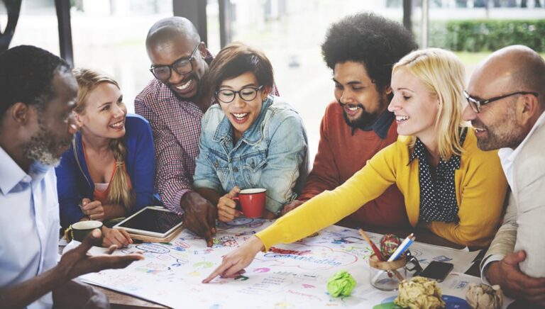 personas colaborando en comunidad diversa