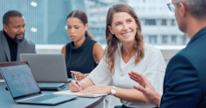 Cuáles son las diferencias entre promoción directa e indirecta en el siglo 21 13 personas discutiendo estrategia de marketing digital