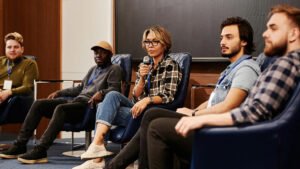 personas diversas participando activamente en debate publico