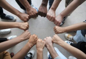 personas diversas unidas en circulo colaborando