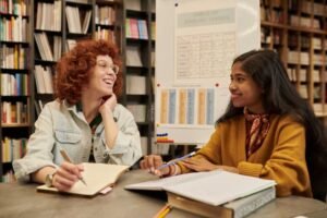 Cómo se usa "have got" y "has got" en ejercicios prácticos 10 personas estudiando gramatica inglesa con libros