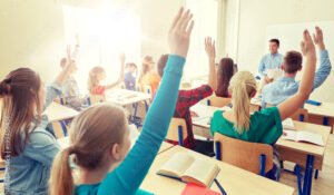 Todos Pueden Aprender Lengua 2 Sin Dificultades 10 personas felices aprendiendo en un aula