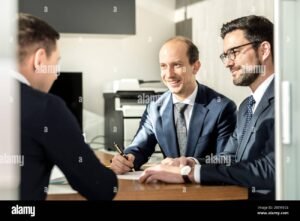 personas firmando contrato laboral oficina moderna
