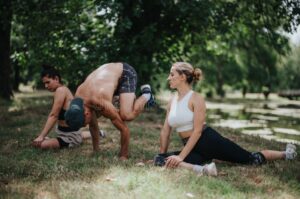 personas haciendo ejercicios al aire libre variadas