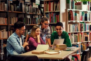 personas jovenes estudiando en biblioteca abierta