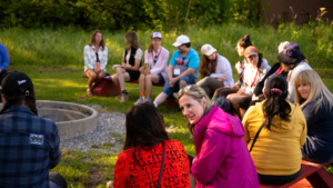 Dónde Encontrar Talleres Gratuitos en Vicente López para Participar 30 personas participando en taller comunitario al aire libre