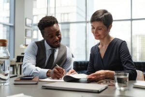personas revisando documentos en una mesa