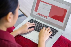 personas usando computadora para inscribirse online