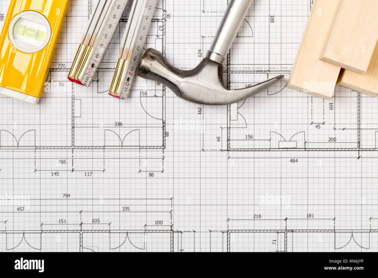 plano arquitectonico con herramientas de construccion