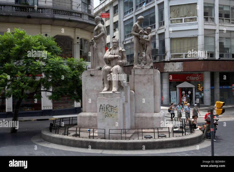 Qué servicios y atracciones ofrece Pte Roque Sáenz Peña en Chaco 2 plaza central con monumento historico en saenz pena