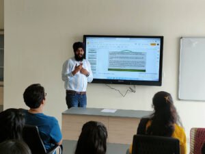 profesor tecnico ensenando en taller escolar