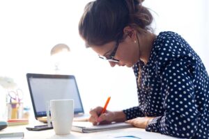 Cómo Hacer Un Curriculum Vitae Para Docentes Sin Experiencia Laboral 5 profesora escribiendo curriculum en computadora portatil