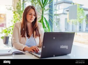 profesora escribiendo en computadora portatil