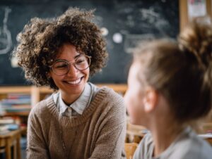 profesora inspiradora ensenando a estudiantes sonrientes