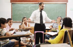 profesores ensenando en aula moderna