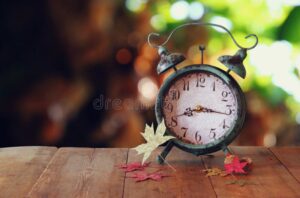 reloj antiguo con fondo difuminado temporal