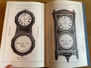 reloj antiguo junto a calendario centenario