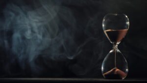 reloj de arena con fondo melancolico