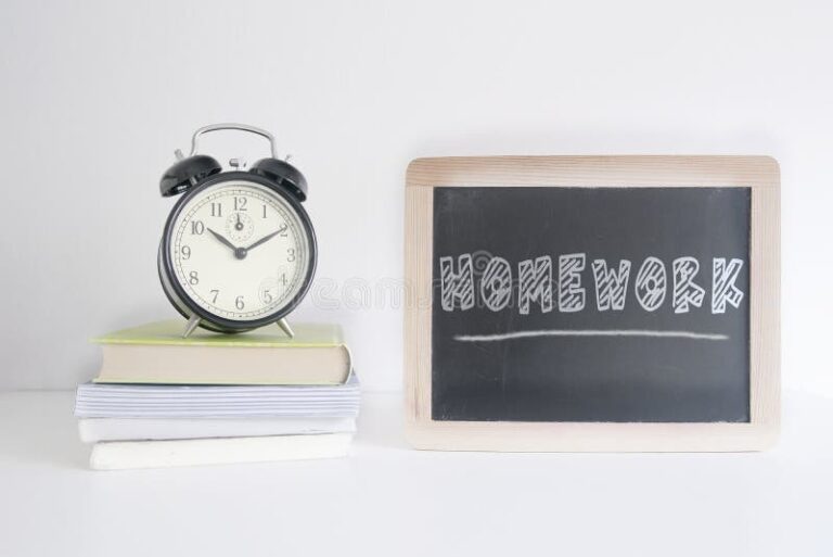 Cuál es la Diferencia Entre Horas Cátedra y Horas Reloj en Educación 2 reloj junto a libros y pizarra