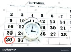 reloj marcando veinticuatro horas sobre calendario