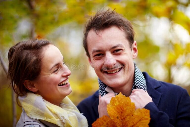 retrato amigable de pareja sonriente juntos