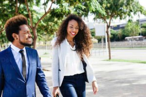 retrato profesional de dos personas sonrientes