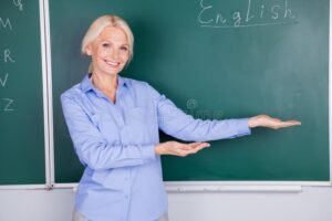 Quién Es Elena Achilli Y Cuál Es Su Contribución En Investigación Y Formación Docente 5 retrato profesional de mujer investigadora en aula