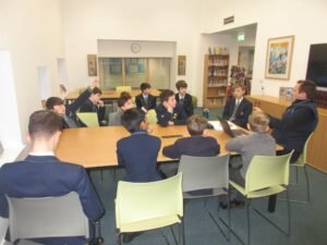 reunion de consejo escolar en aula escolar