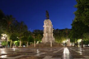 san fernando estatua en plaza central noche
