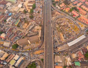 Dónde queda Avenida Juan Bautista Alberdi 163 y qué encontrar allí 21 vista aerea de avenida urbana con edificios